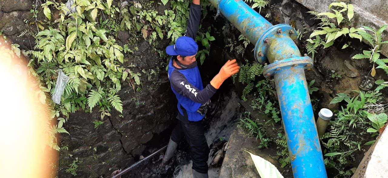 Seluruh Komponen Masyarakat Banyumas melakukan pembersihan saluran air dari sampah yang menyebabkan banjir di jalan nasional Purwokerto-Ajibarang, 6 Desember 2021. / Istimewa