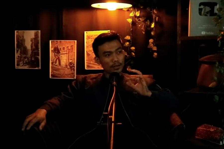 Aboy memberikan keterangan pada YouTube Malam Mencekam, soal jenazah penganut ilmu hitam dipandu host Mang Ei.