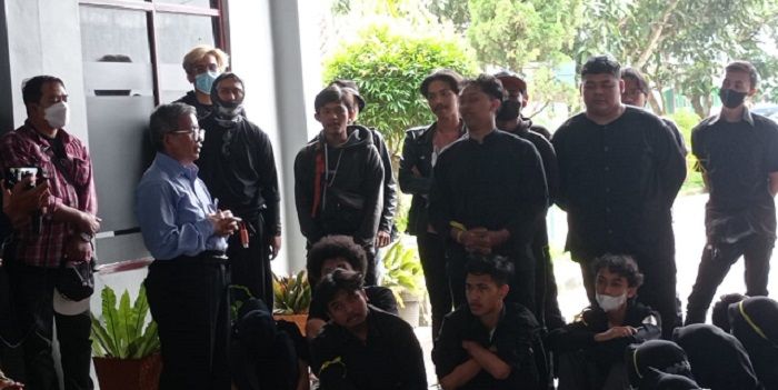 Rektor Umtas Dr. H. A. Qonit berdialog dengan puluhan mahasiswa Jurusan Sendratasik, Senin 6 Desember 2021.*