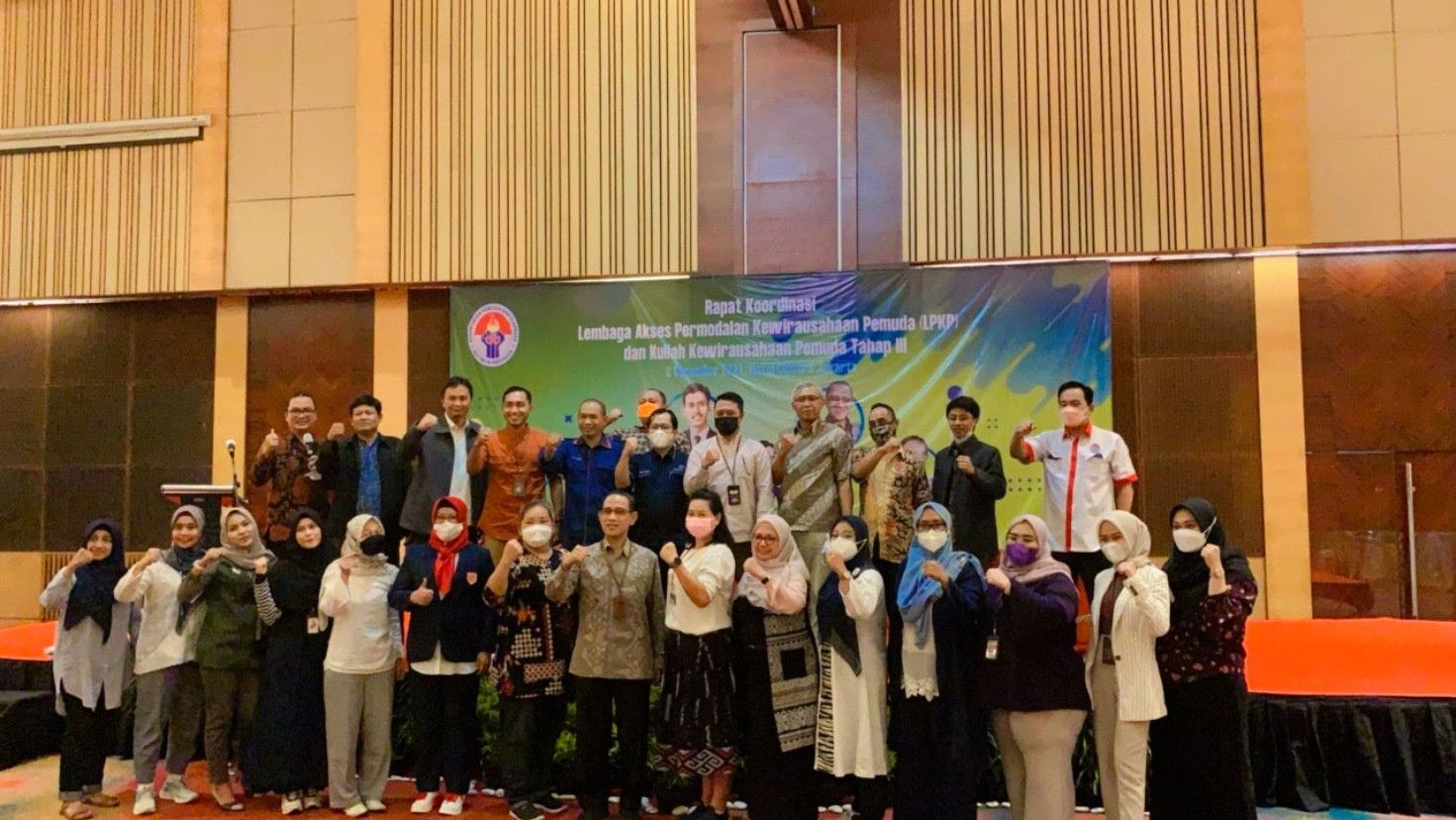 Para penerima dana hibah program Wirausaha Muda Pemula Kemenpora berfoto bersama Imam Gunawan, Asisten Deputi Pengembangan Kewirausahaan Kemenpora