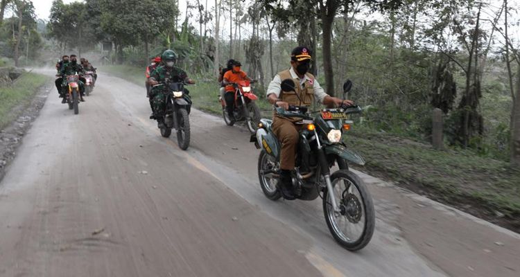 Kepala BNPB Letjen TNI Suharyanto (depan) mengendarai sepeda motor jenis trail saat meninjau lokasi terdampak awan panas guguran Gunung Semeru, Kabupaten Lumajang, Jawa Timur, Senin 6 Desember 2021