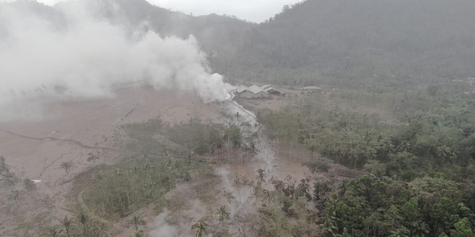 Pantauan udara pada lokasi terdampak awan panas guguran (APG) Gunung Semeru di Desa Sumberwuluh, Kecamatan Candipuro, Kabupaten Lumajang, Provinsi Jawa Timur.