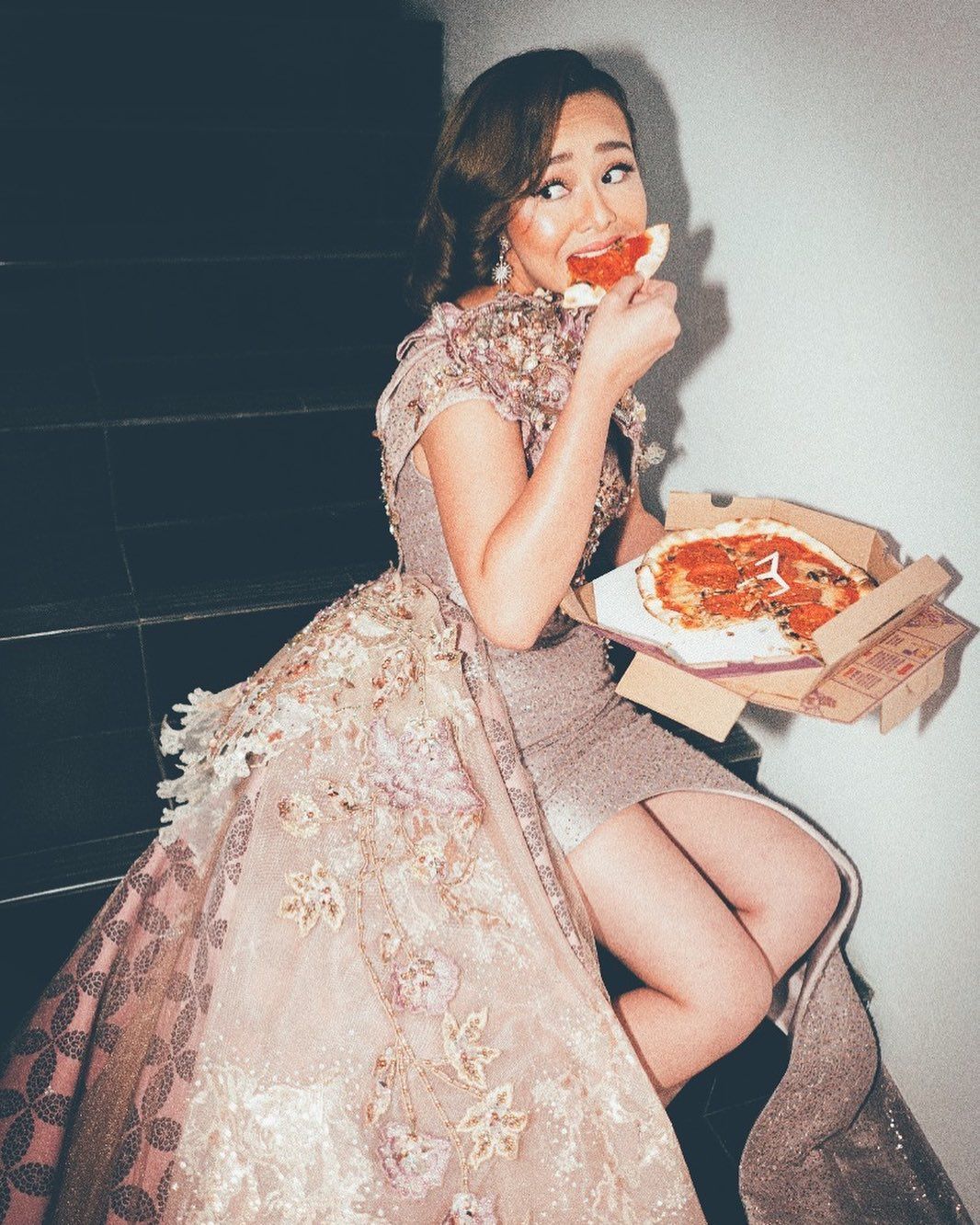 Potret Amanda Manopo saat makan pizza. (foto: Instagram.com/@amandamanopo) 