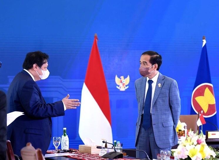 Menko Airlangga Hartarto mendampingi kegiatan Presiden Jokowi.