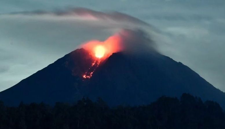Lava pijar keluar Gunung Semeru saat dipotret dari kawasan Kampung Renteng, Kecamatan Candipuro, Kabupaten Lumajang, Senin (6/12/2021). (ANTARA/Zabur Karuru)