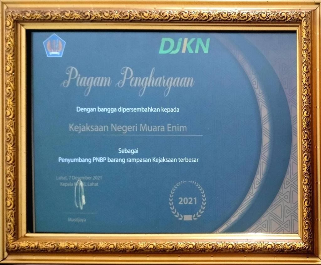 Kejaksaan Negeri Muara Enim mendapatkan penghargaan sebagai penyumbang Penerimaan Negara Bukan Pajak (PNBP) barang rampasan Kejaksaan terbesar tahun 2021 di wilayah kerja KPKNL Lahat Sumatera Selatan./dok. Kejari Muara Enim