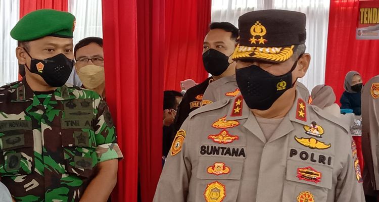 Kapolda Jawa Barat, Irjen Pol Suntana tegaskan target 70 persen vaksinasi di Jabar harus tercapai sebelum akhir Desember 2021