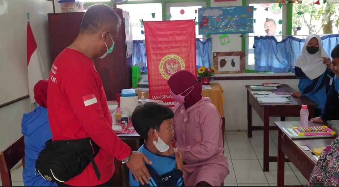 BIN menggelar vaksinasi massal di lima kabupaten/kota di Jawa Barat, salah satunya di Kabupaten Kuningan./dok. BIN