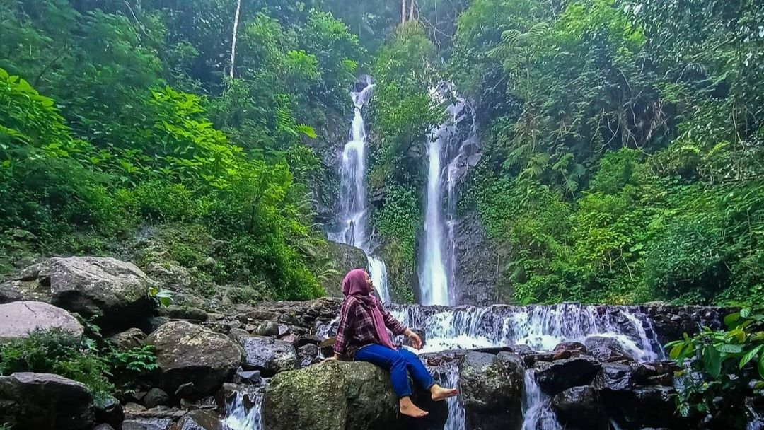Salah satu alasan mengapa Curug Cilember masuk dalam rekomendasi tempat wisata favorit di Bogor adalah: Punya air terjun 7 tingkat