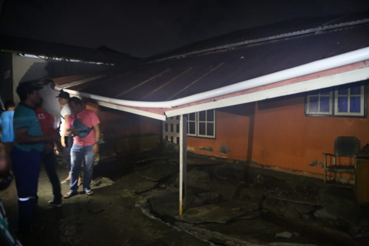 Rumah warga Salero, Ternate Utara, yang rusak dihantam gelombang pasang.