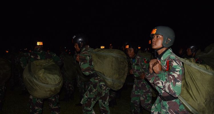 Siswa bersiap praktik terjun malam Susparadas A-192 di Lanud Sulaiman Kabupaten Bandung