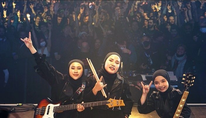 Band metal asal Garut, Voice of Baceprot menjelaskan soal hijab yang digunakannya saat melakukan tur di Eropa.*