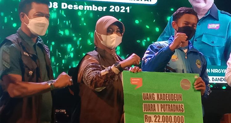 Bupati Bandung Dadang Supriatna serahkan langsung kadeudeuh untuk atlet Kabupaten Bandung