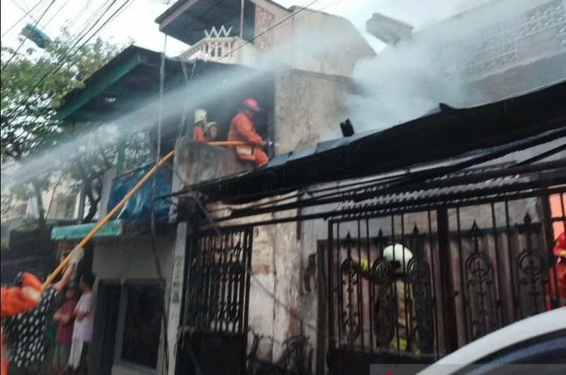 Pilu, satu keluarga hangus terbakar pada peristiwa kebakaran yang menghanguskan 4 rumah di Tambora Jakarta, pada Rabu 8 Desember 2021.