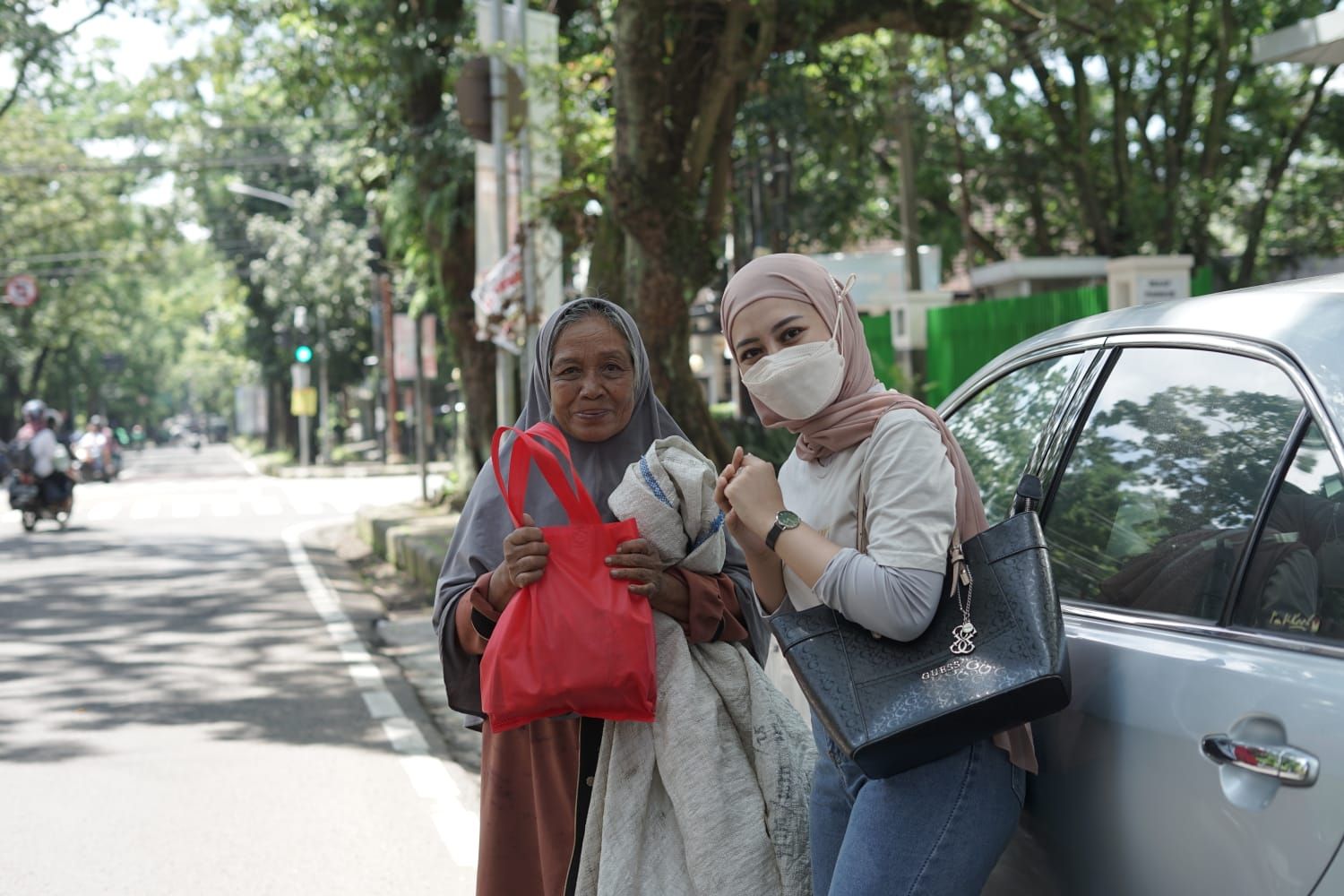 Klinik MS Glow Bandung melakukan kegiatan bakti sosial dengan manyalurkan bantuan berupa paket sembako kepada warga sekitar klinik yang membutuhkan di Kawasan Jalan Lombok, Kota Bandung, Rabu, 8 Desember 2021./Edi Kusnaedi/Galamedia