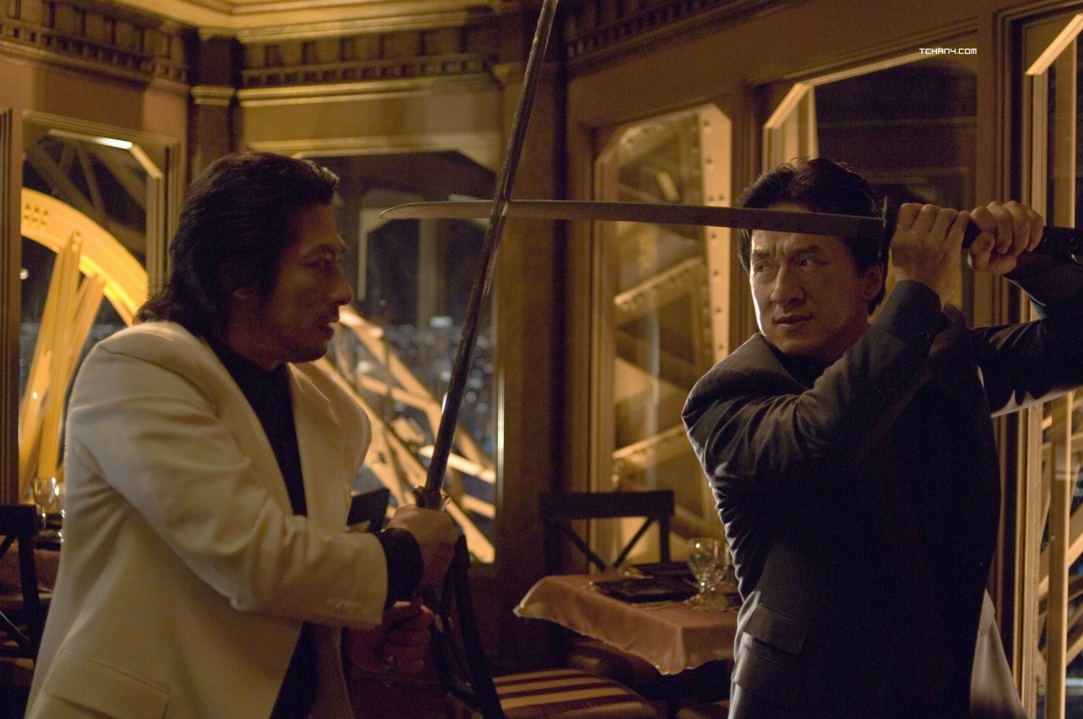 Aksi Jackie Chan bertarung dengan musuh di Menara Eiffel dalam film Rush Our 3