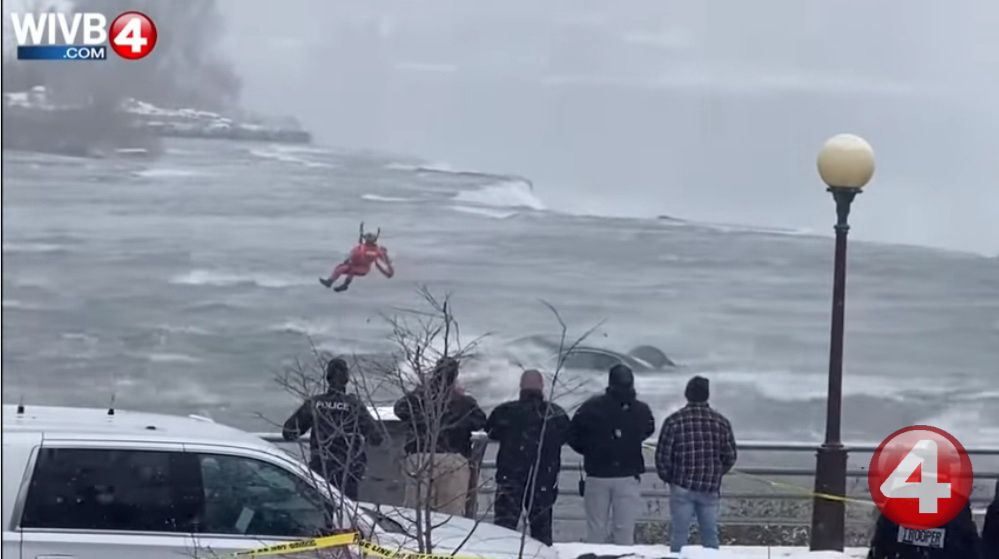  Sulitnya medan tak membuat petugas menyerah karena mobil sudah berada 50 meter dari tepi Air Terjun Niagara./  