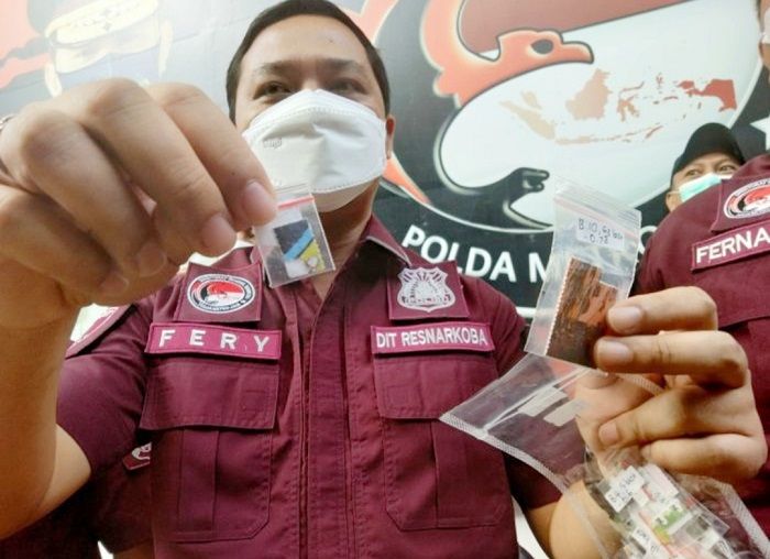 Personel Polda Metro Jaya menunjukkan narkoba jenis LSD yang digunakan Jeff Smith