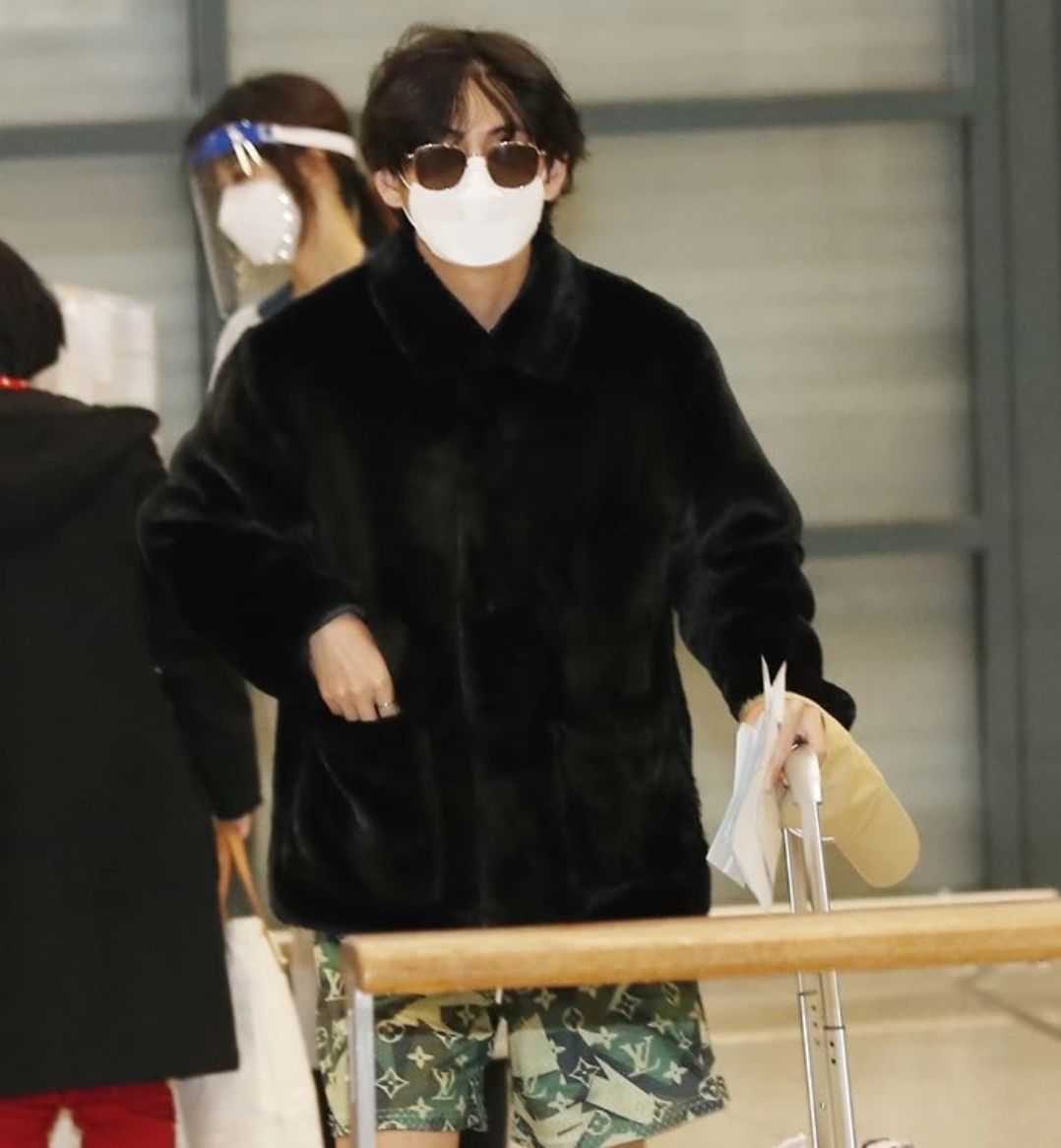 V BTS Tiba di Korea Selatan dengan Selamat, Intip Outfit-nya saat di Bandara