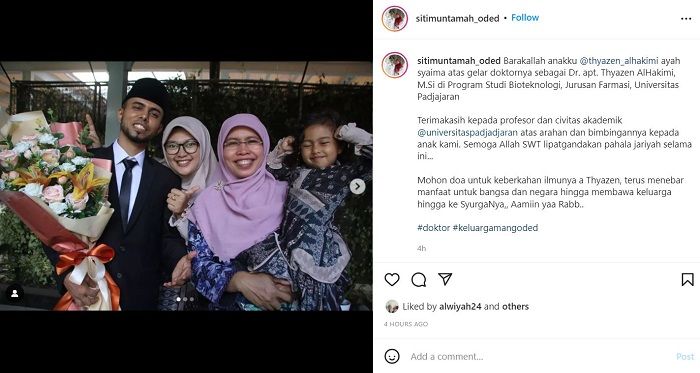 Warga memberi ucapakan duka pada foto postingan terakhir Siti Muntamah pada empat hari lalu yang sedang berbagia menyambut gelar doktor sang anak, sebagai Dr. apt. Thyazen AlHakimi, M.Si. 