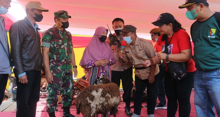 Warga dapat doorprize satu ekor domba dalam acara gebyar vaksinasi Covid-19 di Kecamatan Cikancung, Kabupaten Bandung, Sabtu 11 Desember 2021