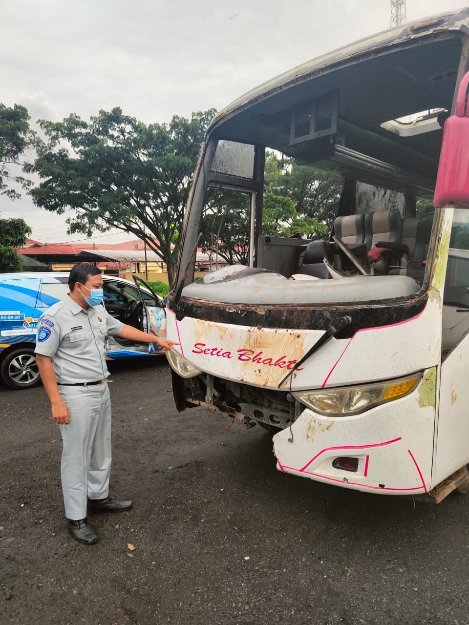 Petugas Jasa Raharja memperlihatkan bus yang kecelakaan di Ciwidey./dok. istimewa