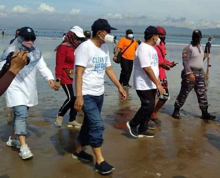 Tampak Bupati Jeje dan Wakil Bupati Ujang Endin hadir dalam kegiatan bersih-bersih pantai Pangandaran, Sabtu, 11 Desember 2021.