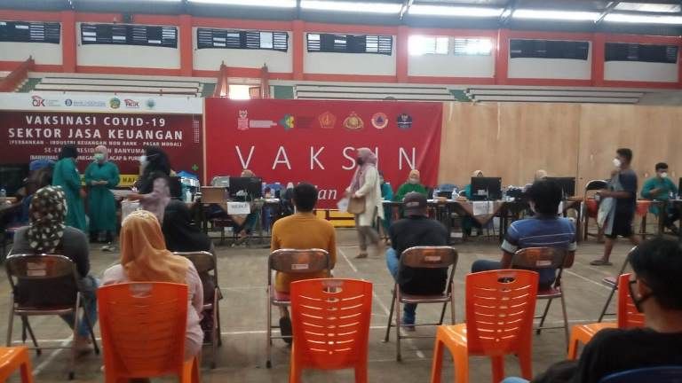 LUNI FKUI sumbang 20.000 vaksin kepada masyarakat Banyumas dimana kegiatan vaksinasi diadakan di GOR Satria Purwokerto, Sabtu 11 Desember 2021.