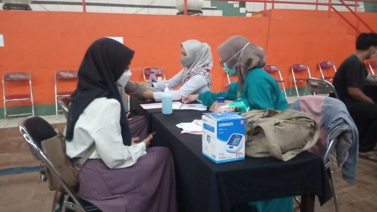 ILUNI FKUI sumbang 20.000 vaksin kepada masyarakat Banyumas dimana kegiatan vaksinasi diadakan di GOR Satria Purwokerto, Sabtu 11 Desember 2021.