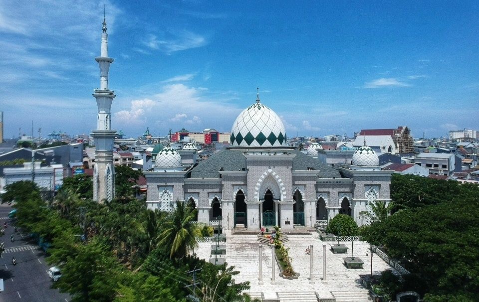 Masjid Raya Makassar begitu megah, dengan daya tampung 10.000 jamaan, berdiri di areal 13.912 m persegi dengan status SHM . Sayangnya luas bangunan tak disebutkan.