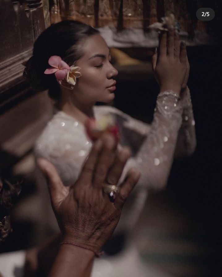 9 Potret Ariel Tatum Lakukan Prosesi Adat Melukat Keagamaan Hindu di Bali, Cantik Kenakan Kebaya
