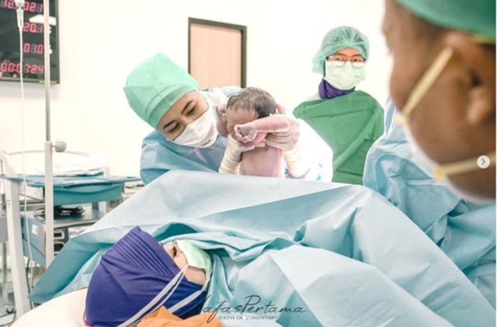 Intip Potret Anak Pertama Sule Nathalie Holscher, Lahir di Tanggal Cantik 12 Desember 2021