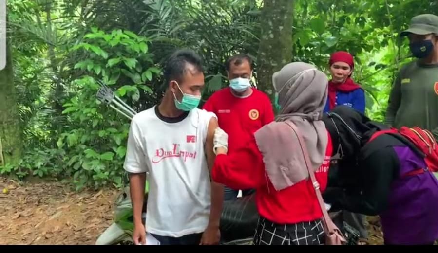 kru Badan Intelejen Negara sedang melakukan vaksinasi di pelosok desa di Bogor
