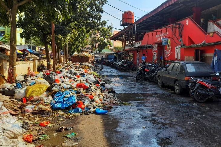 Sampah berceceran di Pasar Anti Kota Cimahi.