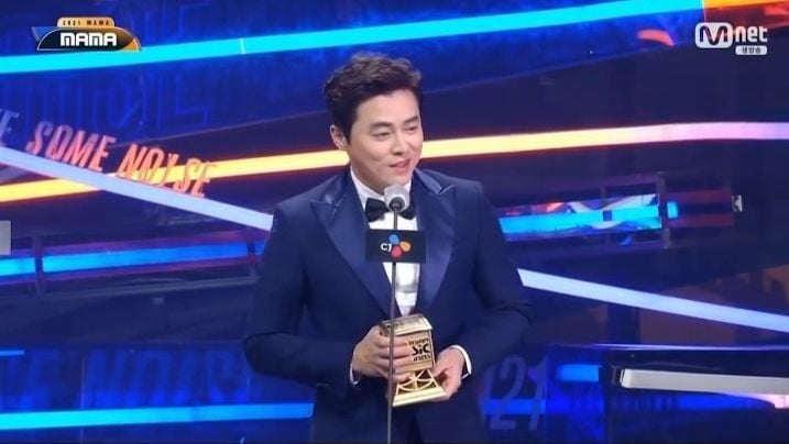 Cho Jungseok saat menerima penghargaan Best OST dengan lagunya yang berjudul I Like You di MAMA 2021