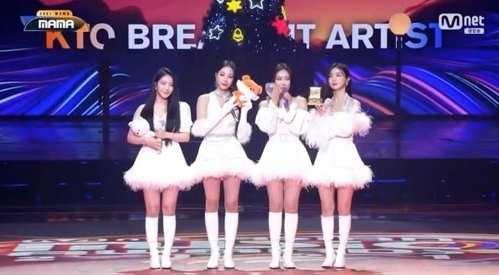 Brave Girls saat menerima penghargaan Korean Tourism Organization Breakout Artist di MAMA 2021