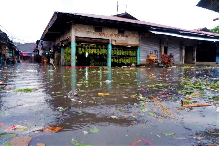 Luapan sungai Cipamulihan dan Cinambo Lama mengakibatkan Pasar Induk Gedebage Kota Bandung berubah menjadi sungai sampah.