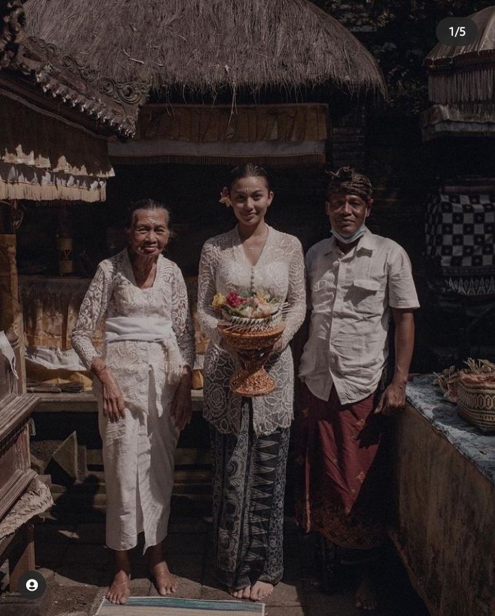 9 Potret Ariel Tatum Lakukan Prosesi Adat Melukat Keagamaan Hindu di Bali, Cantik Kenakan Kebaya