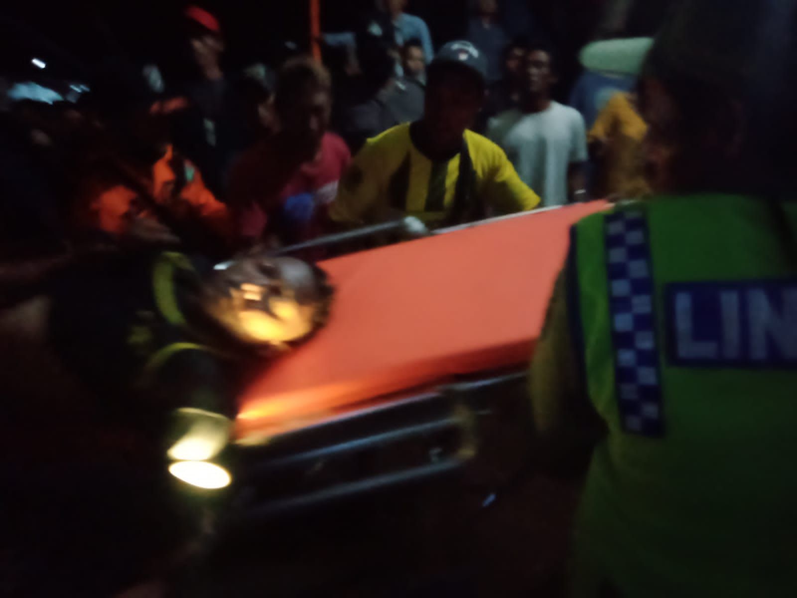 Basarnas Kantor Pencarian dan Pertolongan Cilacap berhasil evakuasi korban yang diduga tenggelam akibat kecelakaan kapal di Sungai Tipar Karangbenda, Adipala, Cilacap, hari Minggu 12 Desember 2021. / Istimewa