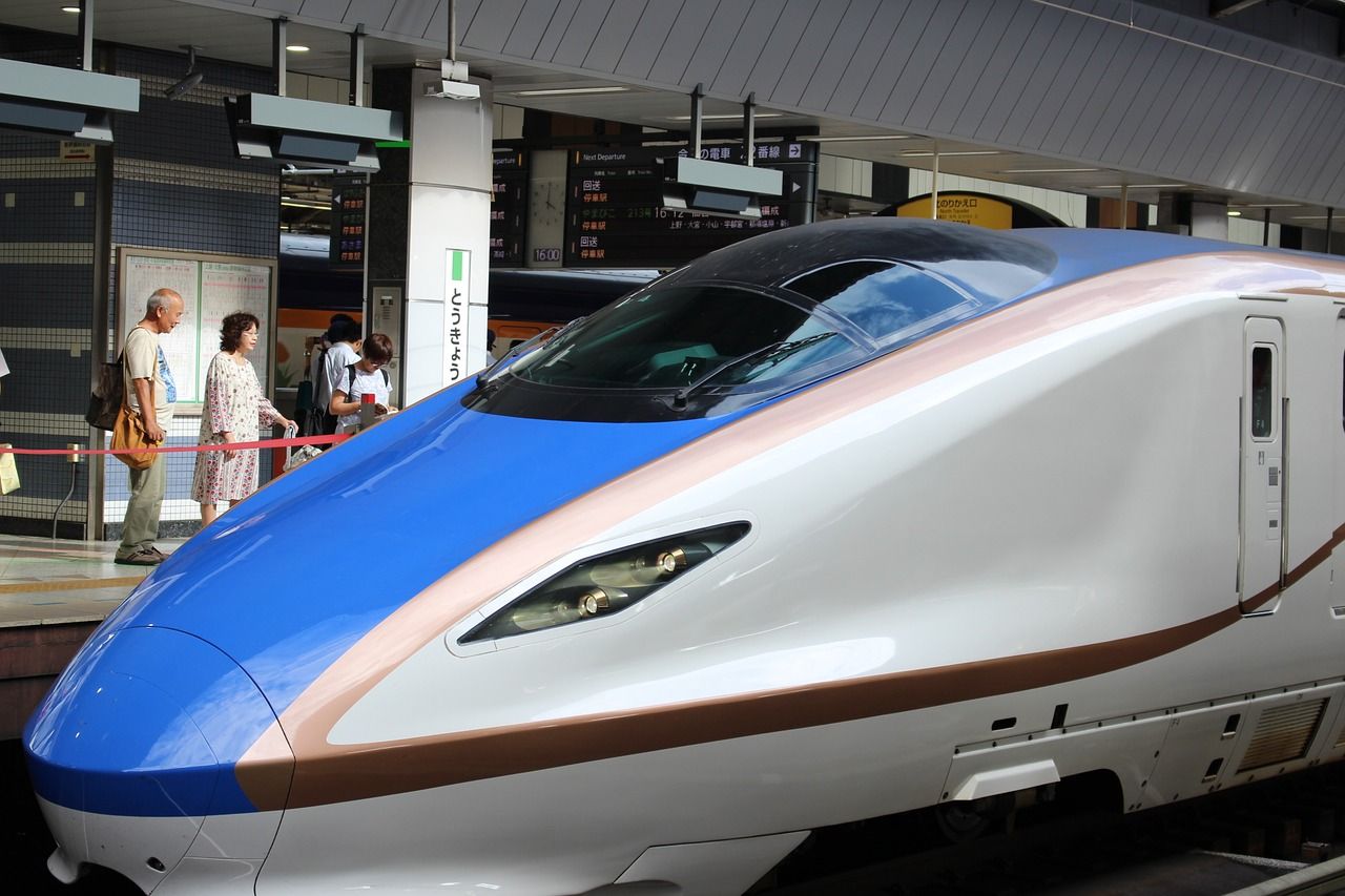 Ilustrasi kereta cepat Shinkansen di Stasiun Tokyo, Jepang.