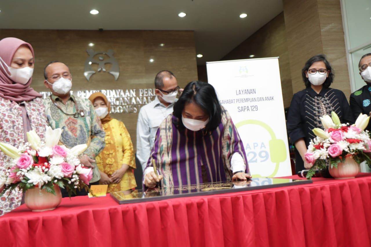 Menteri Bintang Puspayoga menandatangani prasasti Ruang Layanan Sahabat Perempuan dan Anak (SAPA) 129