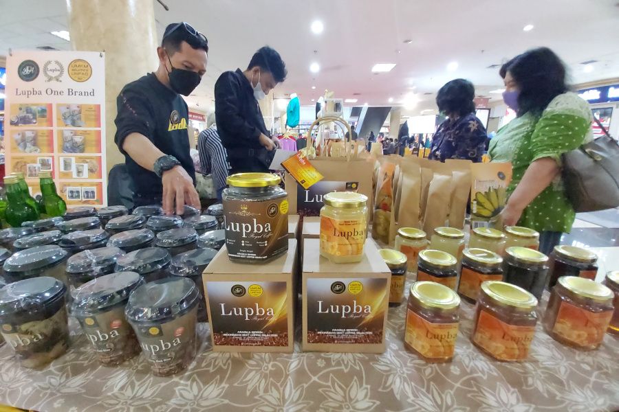 Salah satu stand yang menyediakan produk makanan dan minuman dengan merek Lupba.