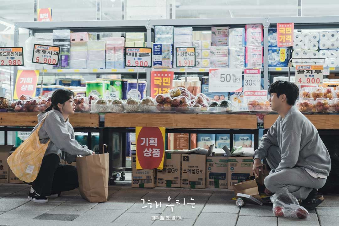 Yeon So dan Woong tiba-tiba bertemu satu sama lain di supermarket lingkungan mereka.