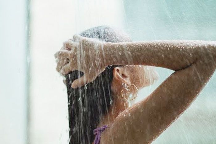 Apakah mandi malam bisa menyebabkan rematik
