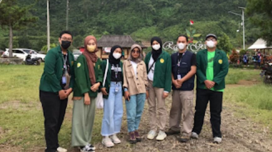 Mahasiswa UNJ yang sedang melaksanakan program PPLK di Desa Sirnagalih Kabupaten Bogor