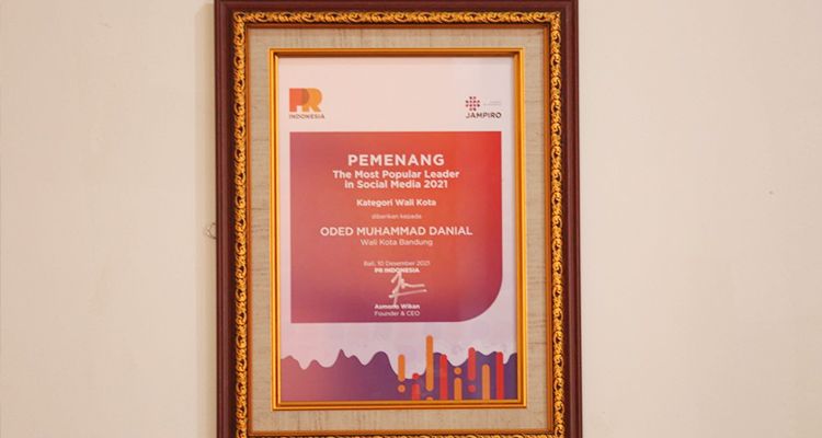 Piagam penghargaan The Most Popular Leader on Social Media yang diberikan kepada Oded M Danial pada Ajang Jampiro atau Jambore PR (Public Relations) Indonesia.