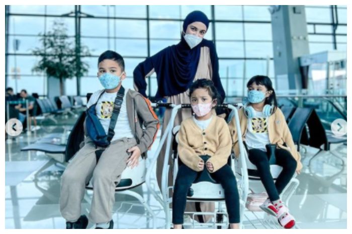 Potret kompak Shireen Sungkar dengan anak-anaknya di bandara, mereka terlihat mematuhi protokol kesehatan dengan baik.