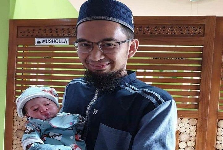 Ustadz Adi Hidayat saat menggendong anaknya yang bernama Muhammad Abdullah Amali.
