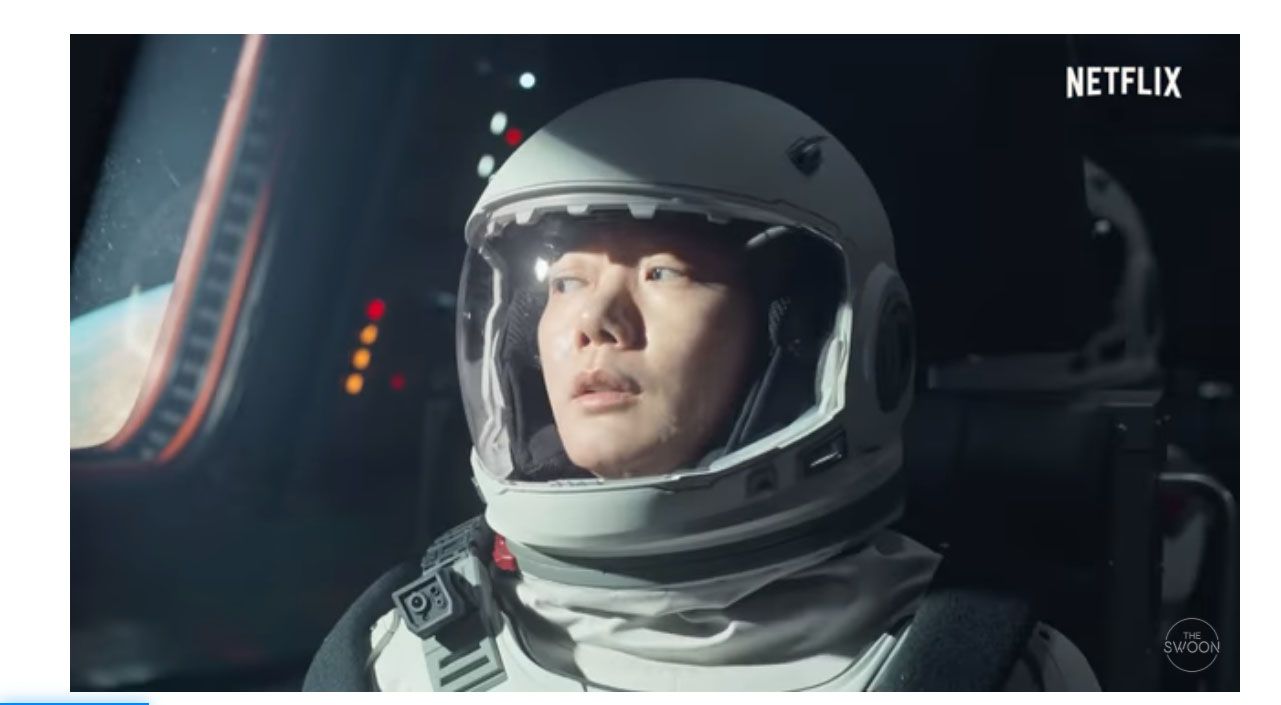 Adegan Bae Doo Na berperan sebagai ahli biologi ruang angkasa Song Ji An di drama Netflix The Silent Sea