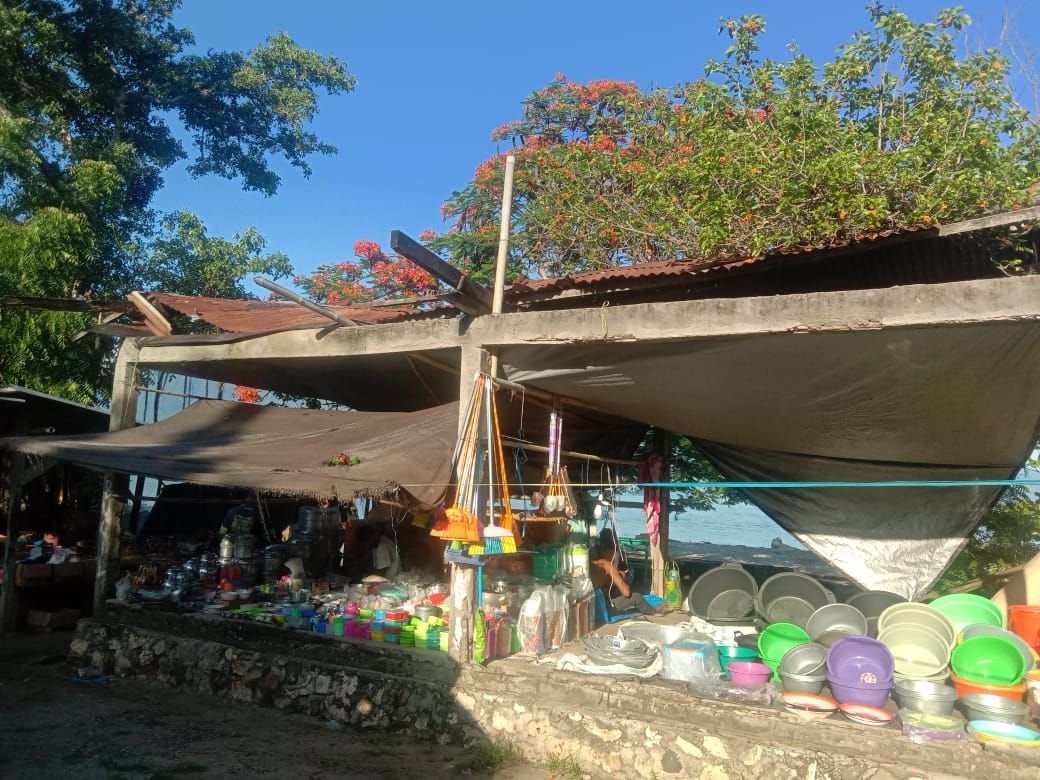 Bangunan atap los pasar Ritaebang yang nyaris roboh.